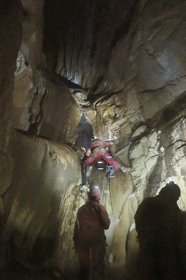 La seconde escalade (14 m) remonte le long d'une coulée stalagmitique.