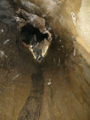 Le puits de 30 m au bas de la galerie fossile.
