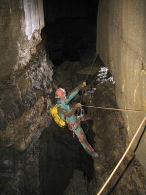 Main courante dans la torca de las Colinas de la Tramasquera,  Cette vire entre deux puits correspond à un niveau gréseux de 1 à 2 m d'épaisseur bien visible.