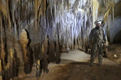 L'aval de la galerie se termine sur un remplissage stalagmitique.