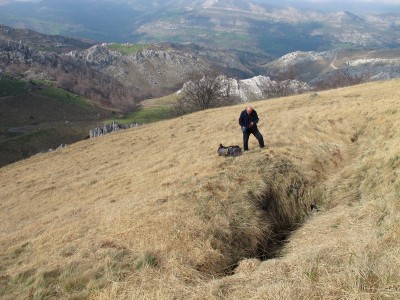 Dans la lande de Pepiones les gouffres sont nombreux mais souvent difficiles à équiper. Ici, le gouffre du Faucheux (torca del Secador - 310 m) début par un P.90.