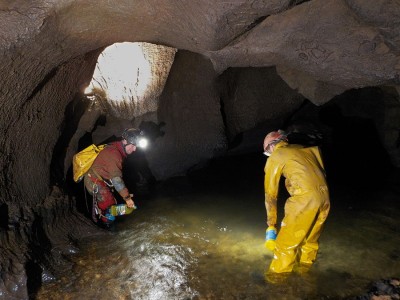 Injection du Leucophor dans le río Rioja (Matienzo Caves)