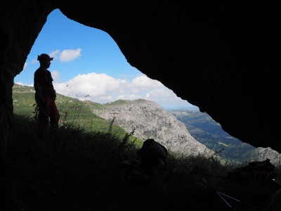 La cueva de Cerilla n°2. Au fond la peña Lavalle.