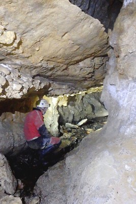 Ce petit ruisseau souterrain situé sous le col d'Alisas draine un niveau gréseux et alimente un captage.
